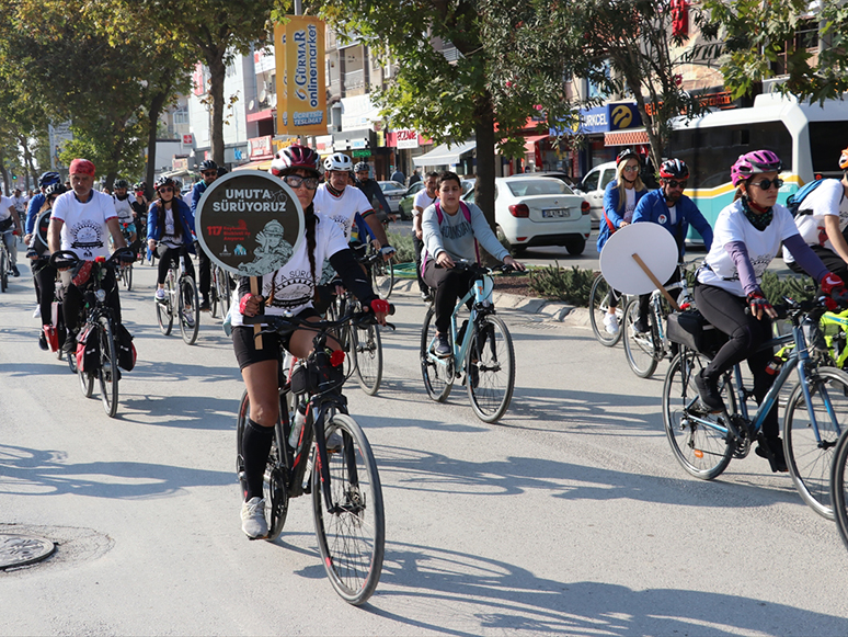 İzmir Depreminde Hayatını Kaybedenler Anısına Bisiklet Turu Düzenlendi
