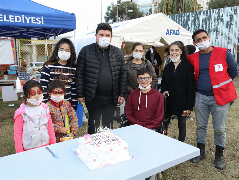 İzmir'de Çadır Kentte Kalan Damla Melisa'nın 14. Doğum Günü Kutlandı