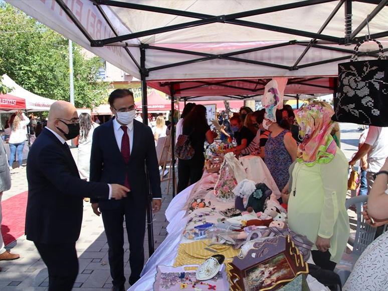 İzmir'de Hayat Boyu Öğrenme Haftası Kapsamında Sergi Düzenlendi