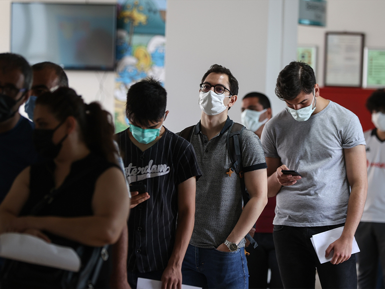 İzmir'deki Aşı Merkezlerinde Hareketlilik Devam Ediyor