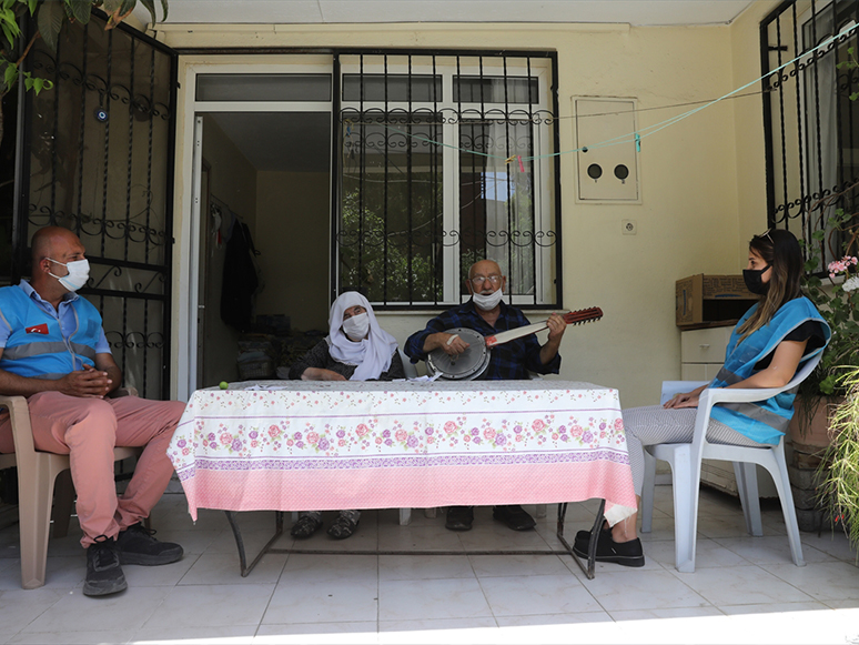 İzmir'de Vefa Ekibi 90 Yaşındaki Çiftin 67. Evlilik Yıl Dönümünü Kutladı