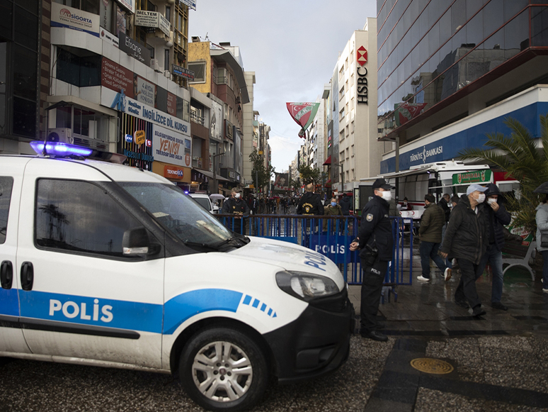 İzmir'de Kalabalık Caddelere Girişler Kontrollü Yapılacak