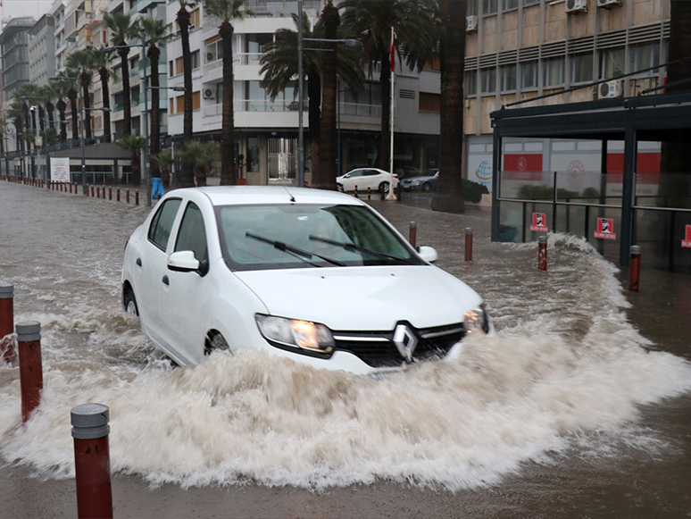 İzmir'de Yağan Sağanak, Sel ve Su Baskınlarına Neden Oldu
