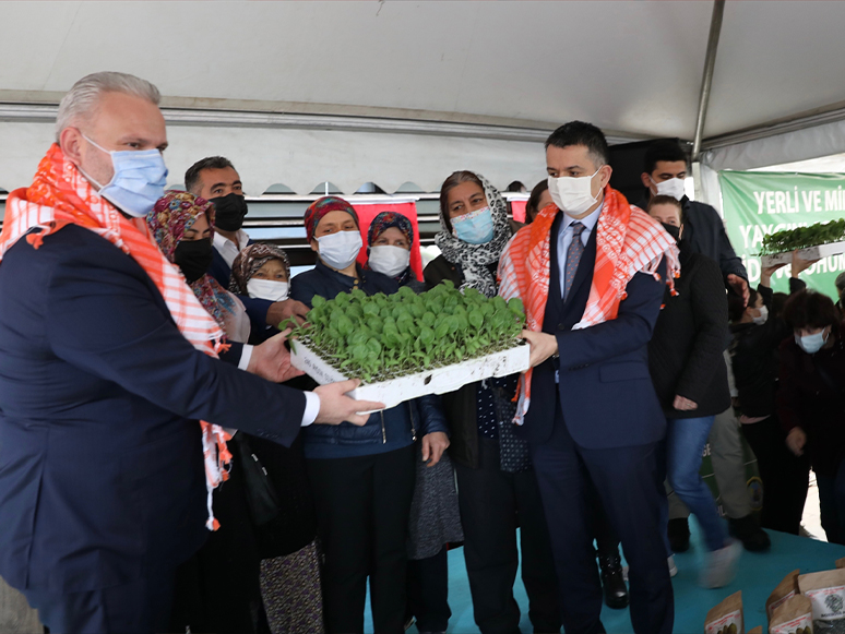 Tarım ve Orman Bakanı Pakdemirli, İzmir'de Üreticilere Yerli Fide ve Tohum Dağıttı