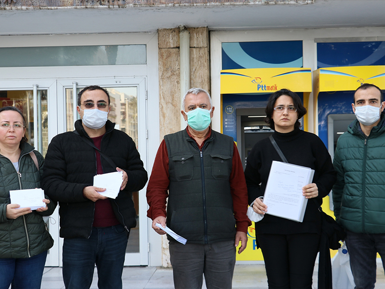 İzmir'de Depremde Yıkılan Rıza Bey Apartmanı'nda Yakınlarını Kaybedenler, Alanın Park Yapılmasını İstedi