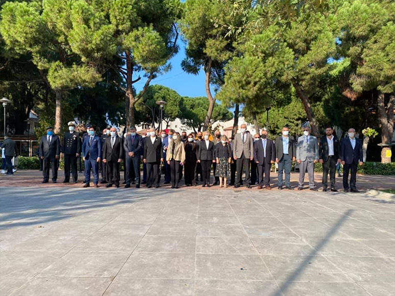 Seferihisar'da Muhtarlar Atatürk Anıtı'na Çelenk Sundu