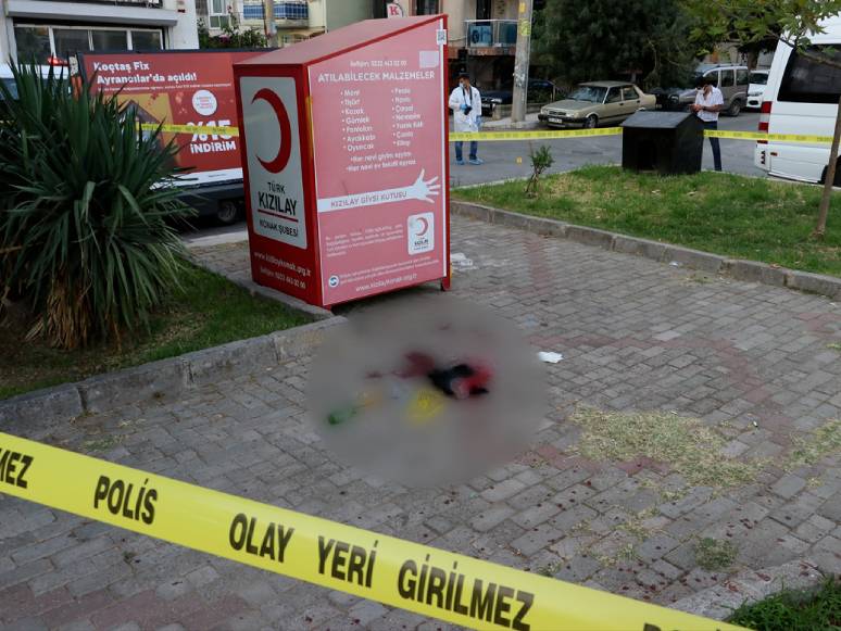 İzmir'de Bıçaklı Kavga, 1 Ölü 3 Yaralı