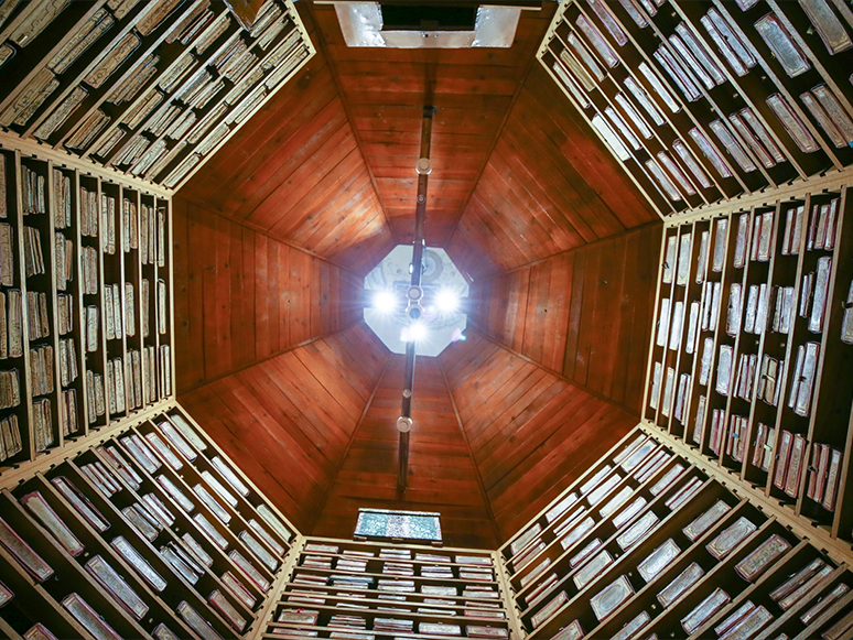 Tire'deki Necip Paşa Kütüphanesi İki Asırdır Kitapseverleri Ağırlıyor