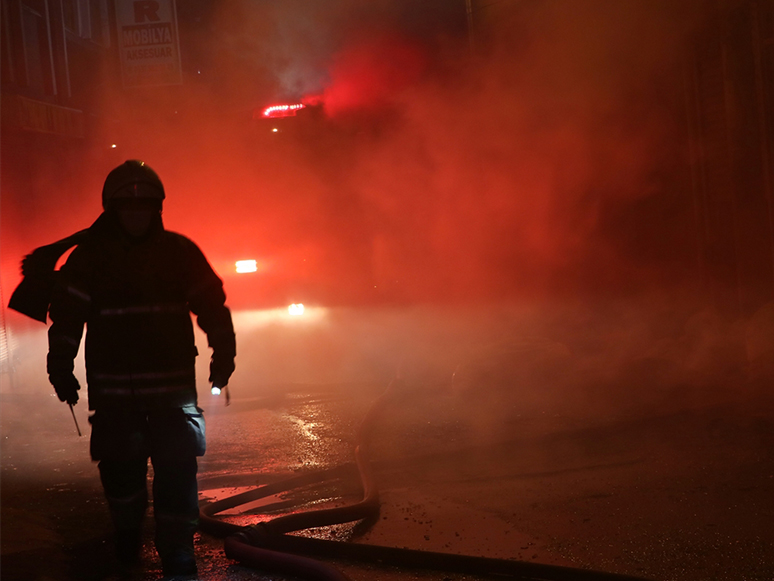 İzmir'de 2 Ayrı Fabrikada Çıkan Yangına Müdahale Ediliyor