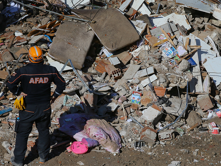 İzmir'de Bina Enkazından Çıkan Eşyalar Kızılay Çadırında Bir Umut Bekliyor