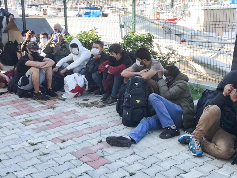 İzmir'de Yurt Dışına Geçmeye Çalışanları Taşıyan Tekneye Operasyon
