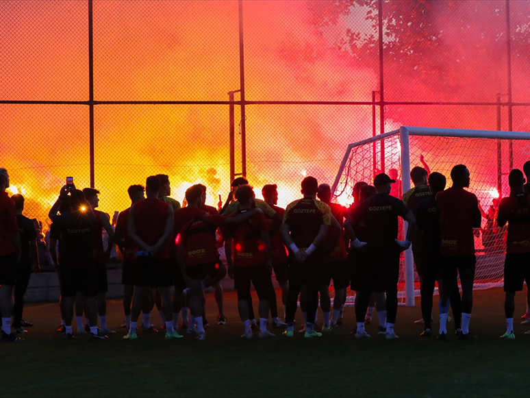 Göztepe, Altay Maçı Öncesi Son Çalışmasını Taraftarlarının Desteğiyle Yaptı