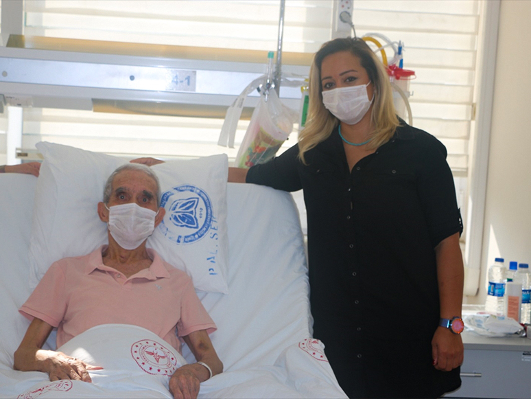 İzmir'de 4 Aydır Covid-19 Tedavisi Gören 80 Yaşındaki Hasta Sağlığına Kavuştu
