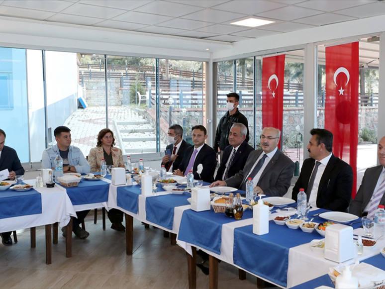 İzmir Valisi Köşger, Dikili'de Muhtarlarla Bir Araya Geldi
