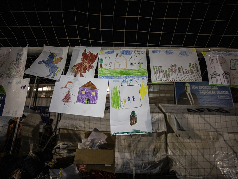 Depremzede Çocuklar Evlerini Çizdikleri Resimleri Kale Direğinde Sergiliyor