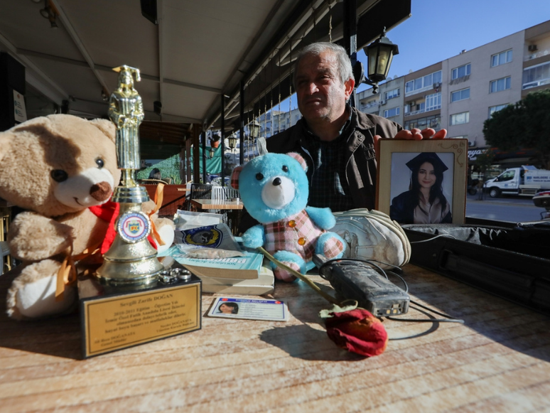 Depremde Ölen Diş Hekiminin Eşyaları Acılı Babanın Tek Tesellisi Oldu