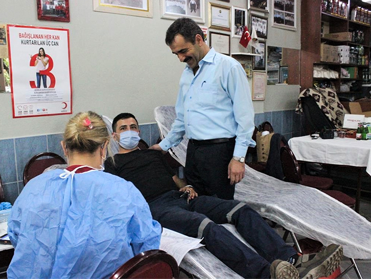 İzmirli Kahvehaneci İş Yerinde 17'nci Kan Bağışı Kampanyasını Düzenledi