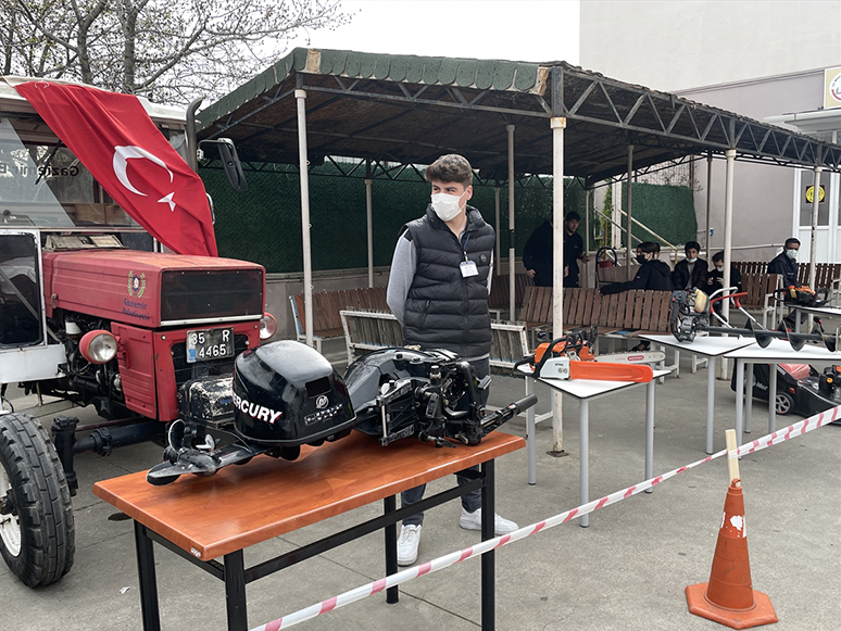 İzmir'de Öğrencilere, Motorlu Araçlar Teknolojisi Alanı Tanıtıldı