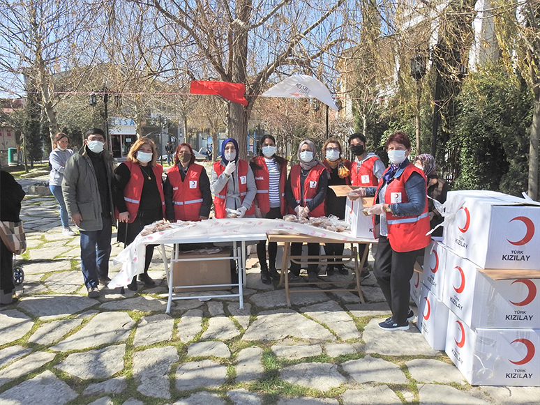 Türk Kızılay İzmir Şubesi Urla'da 1500 Kişiye Aşure Dağıttı