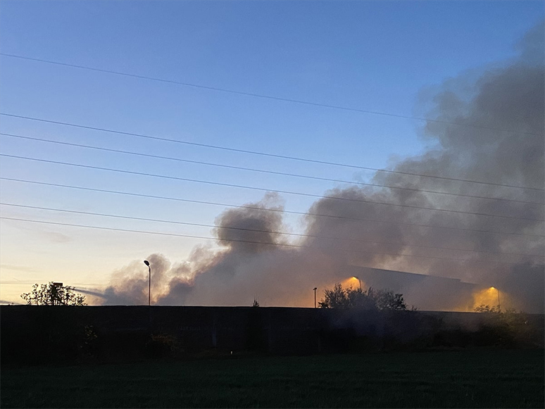 İzmir'de Bir Kağıt Fabrikasında Çıkan Yangın Söndürüldü