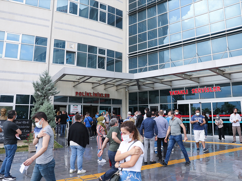 İzmir'de Aşı Merkezlerinde Yoğunluk Yaşanıyor