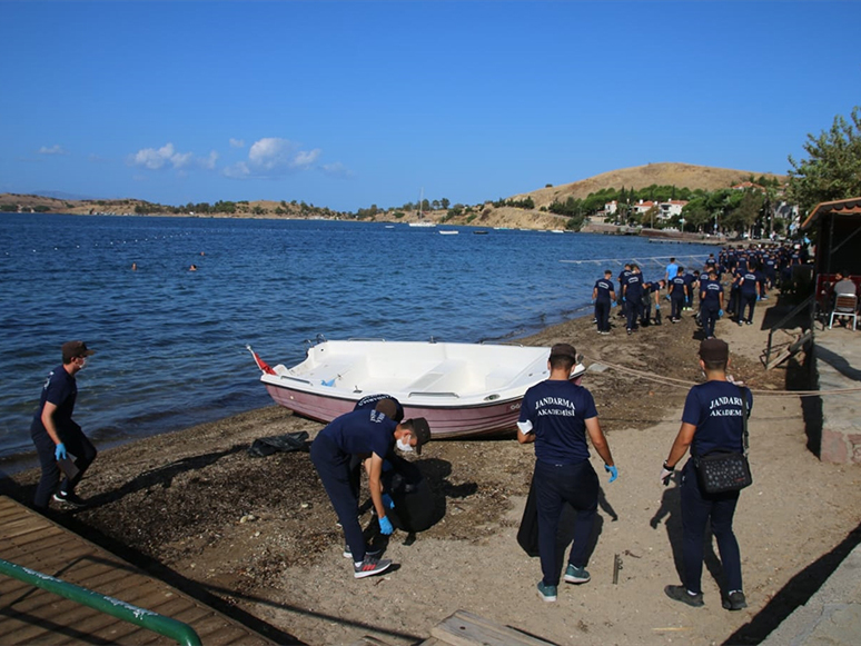 Jandarma Foça Sahilinde Çevre ve Deniz Temizliği Yaptı