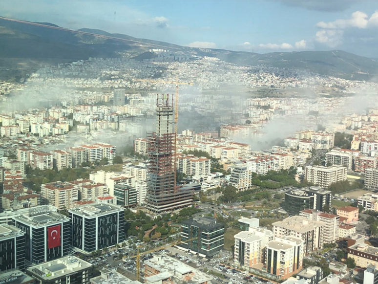 Ulaştırma ve Altyapı Bakanı Karaismailoğlu'ndan İzmir'deki Depremle İlgili Açıklama