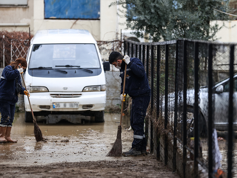 İzmir'de Kuvvetli Yağışın Ardından Yaralar Sarılıyor