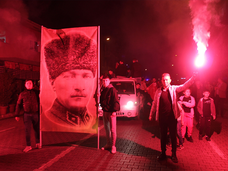 Ödemiş'te Cumhuriyet Bayramı Dolayısıyla Fener Alayı Yapıldı