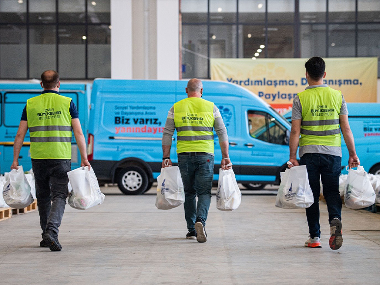 İzmir Büyükşehir Belediyesi Hem Üreticiye Hem Dar Gelirli Ailelere Destek Oluyor