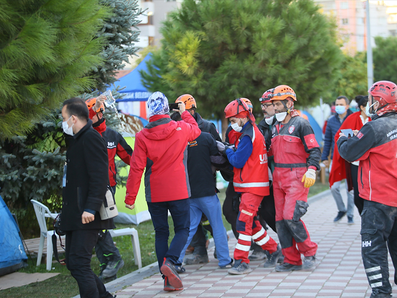 Depremde Enkazdan Kurtarılan Gizem, Köpeği Ares'e Kavuştu