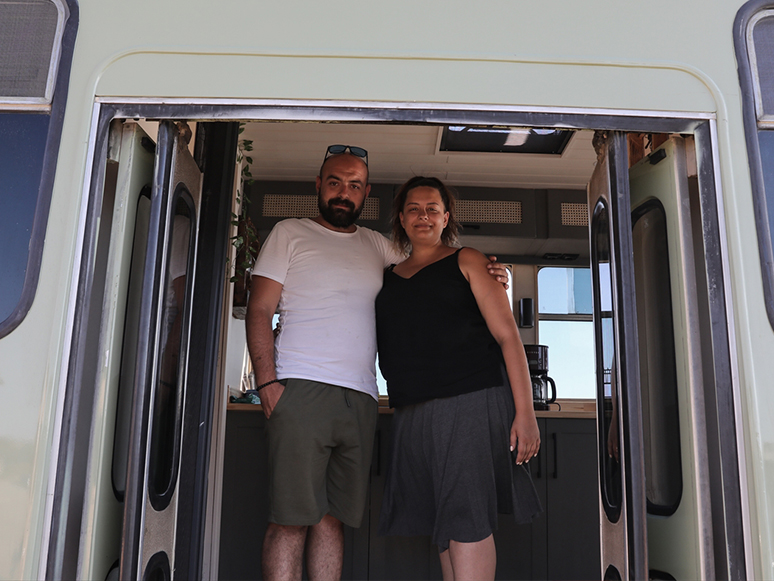 Sürekli İş Seyahatine Çıkan Çift Konaklama Sorununu Eve Dönüştürdükleri Otobüsle Çözdü