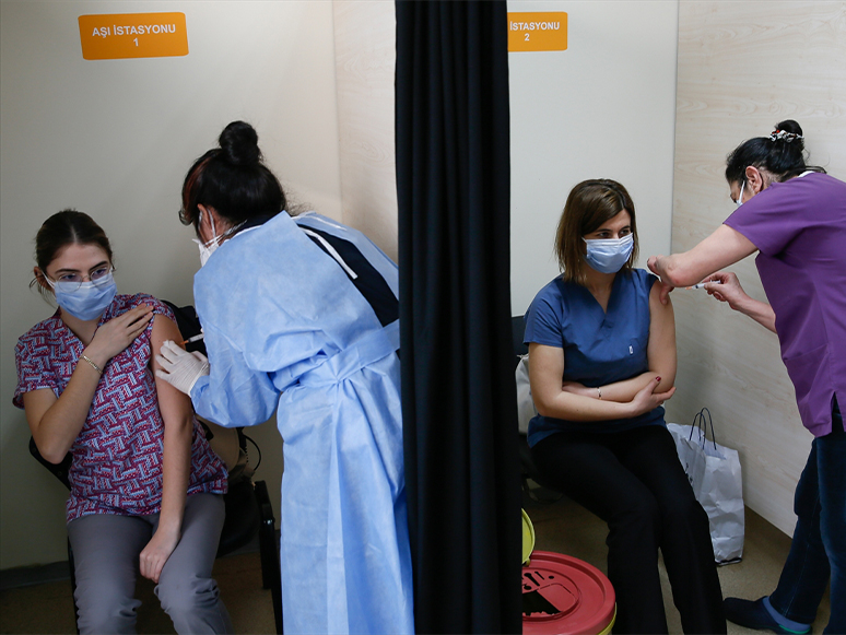 İzmir'de Sağlık Çalışanlarına CoronaVac Aşısının İlk Dozu Yapılmaya Başlandı