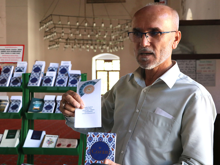 Şehit Babası İmam, Camiye Gelen Turistlere 15 Dilde Kur'an-ı Kerim Dağıtıyor