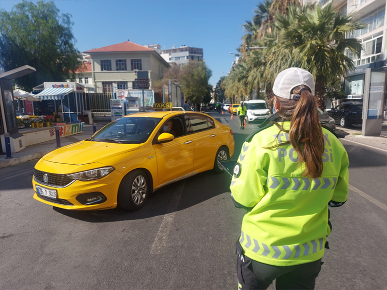 İzmir'de Ticari Taksilere Denetim Yapıldı