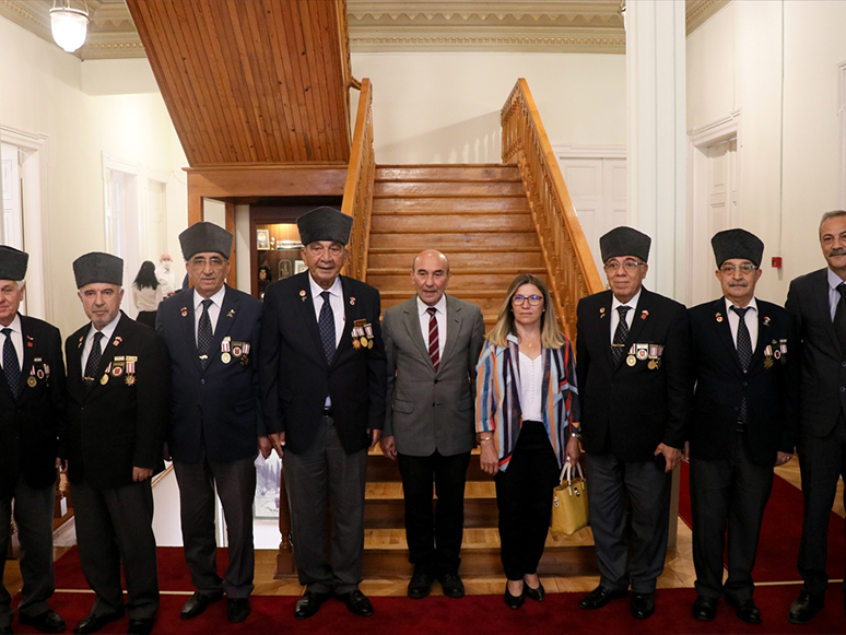 İzmir'de Şehit Aileleri ve Gazi Dernekleri Vali Köşger ile Büyükşehir Belediye Başkanı Soyer'i Ziyaret Etti