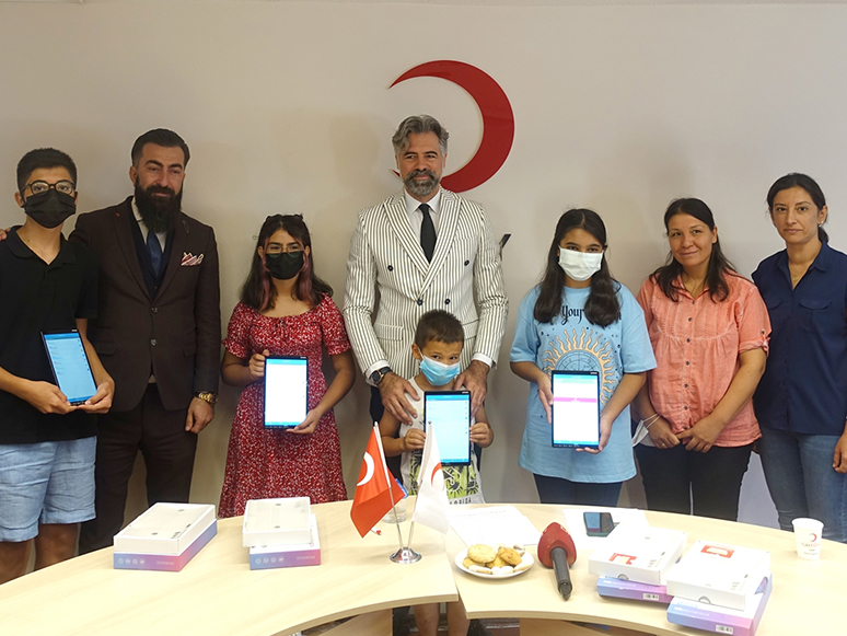 Türk Kızılay'dan İhtiyaç Sahibi Öğrencilere Tablet, İnternet ve Online İngilizce Seti Desteği