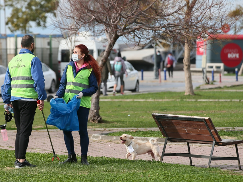 İzmir’de Gönüllüler, Depremde Hayatını Kaybeden İkizlerin Anısına Sahili Temizledi