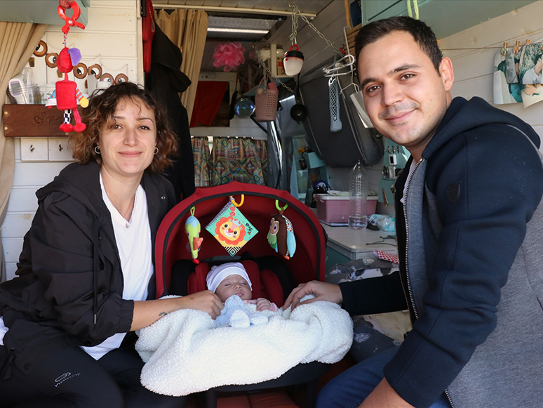 Karavanla Türkiye Turuna Çıkan Çiftin Bebekleri İzmir'de Dünyaya Geldi