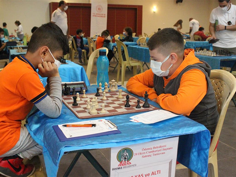 Ödemiş'te İki Gün Süren Satranç Turnuvası Tamamlandı