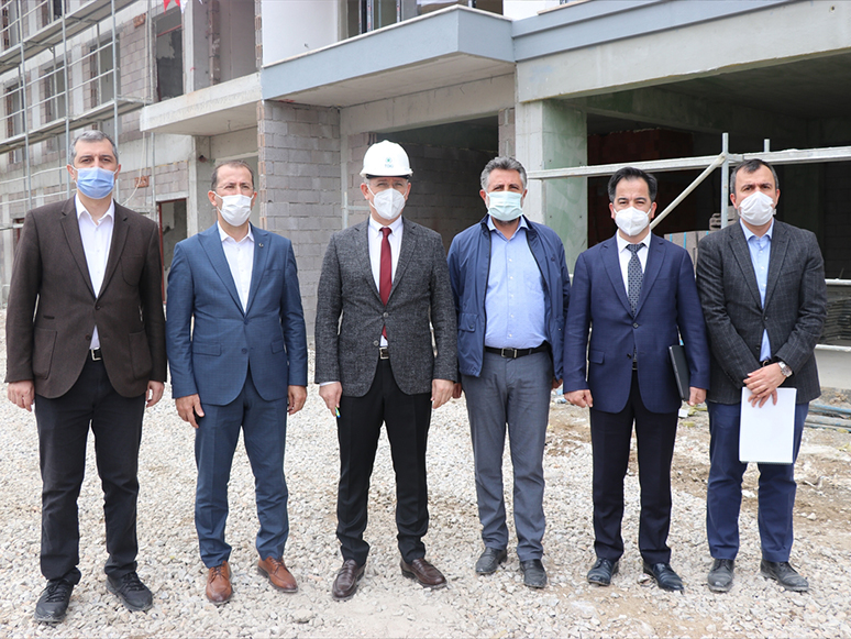 TOKİ Başkanı Ömer Bulut, İzmir'de Depremzedeler İçin Yapılan Konut İnşaatlarını İnceledi