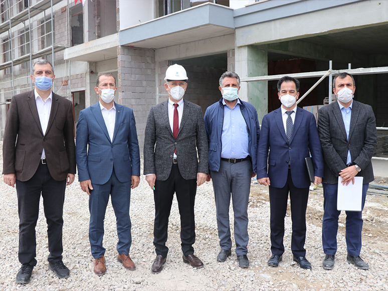 TOKİ Başkanı Ömer Bulut, İzmir'de Depremzedeler İçin Yapılan Konut İnşaatlarını İnceledi