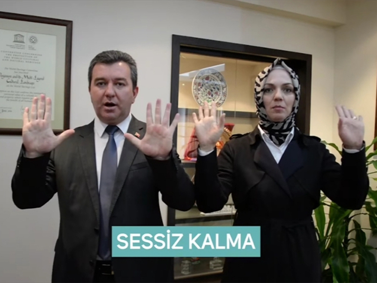 Bergama Belediye Başkanı Hakan Koştu'dan İşaret Diliyle Kadına Şiddet Paylaşımı