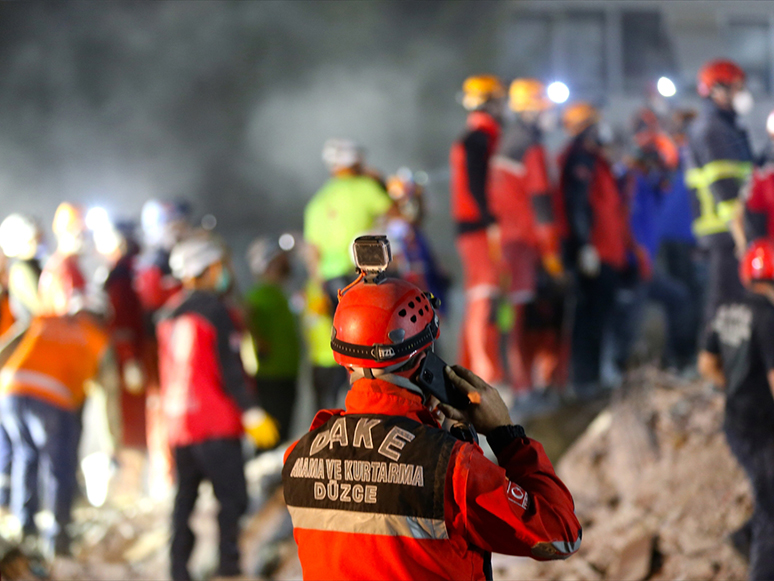 Marmara ve Düzce Depremlerindeki Tecrübeleriyle İzmirlilerin Yardımına Koştular