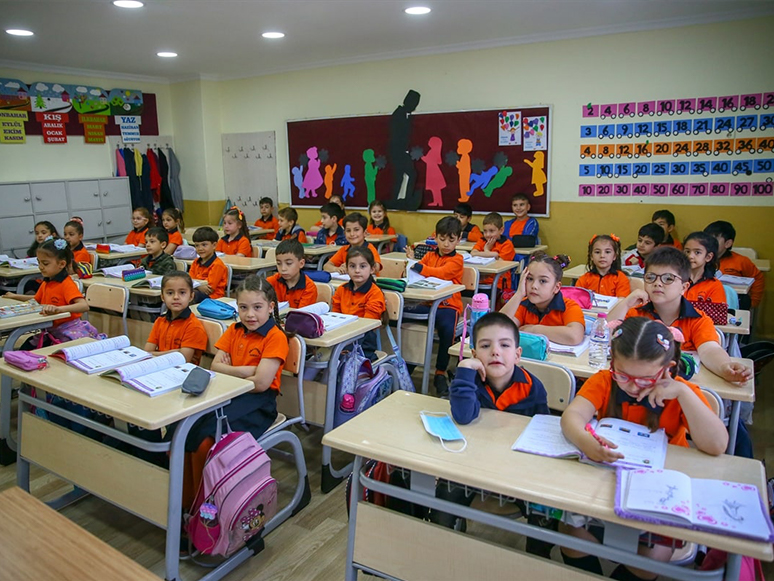 İzmir'de Öğrenciler Sınıflara Maskesiz Girmenin Mutluluğunu Yaşadı