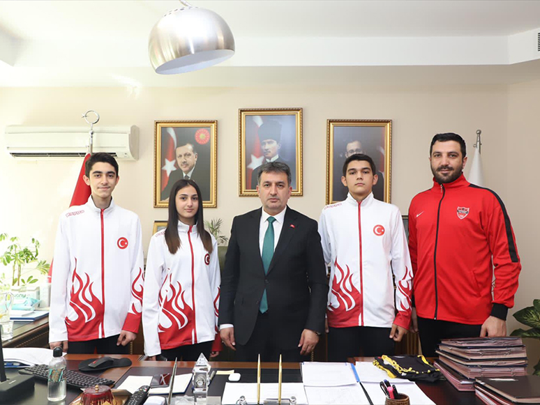 Gençlik ve Spor İzmir İl Müdürü Eskici, Madalya Kazanan Tekvandocularla Bir Araya Geldi