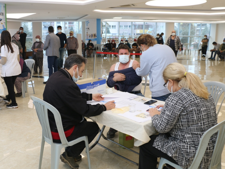 Torbalı’da Fabrika İşçilerine Hatırlatma Aşısı Uygulanıyor 