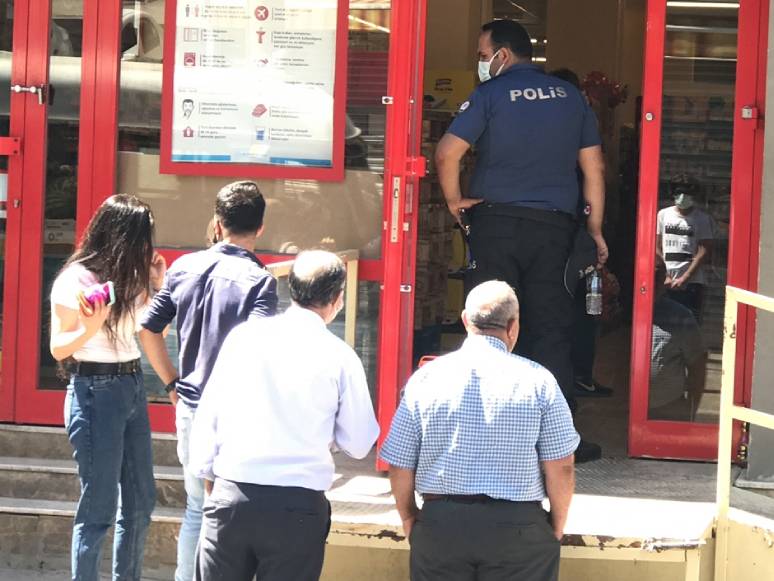 Bıçakladı, Kovaladı, Polise Teslim Oldu