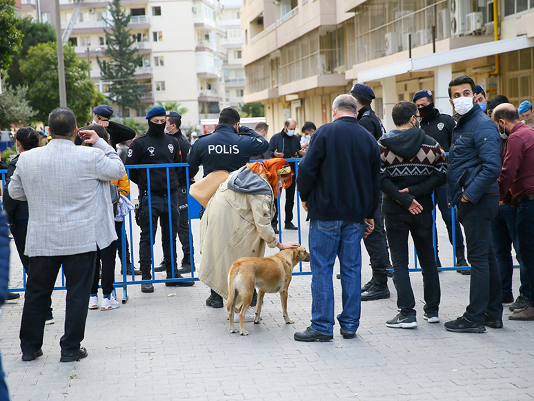 İzmir'de Depremde Hasar Gören Evlerde Tahliyeler Sürüyor