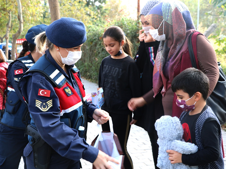 Jandarma İzmir'deki Depremzedelere Desteğini Sürdürüyor